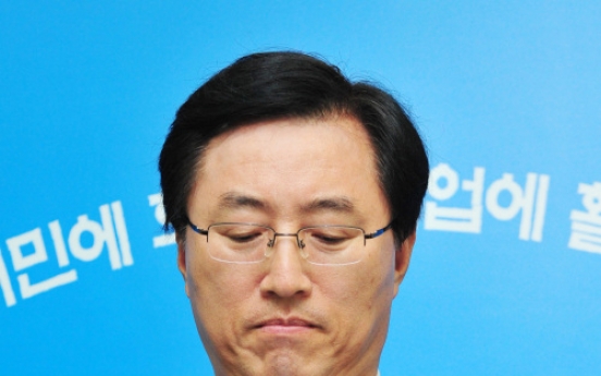 Minister Choi lukewarm on calls for resignation