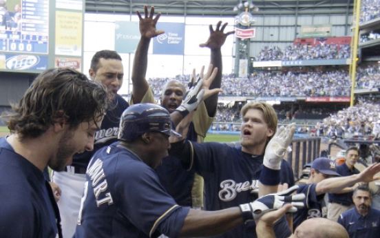 Braun, Brewers bash Cards for Game 1 win