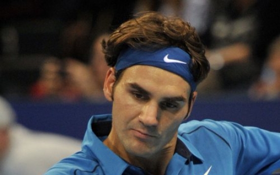 Federer easily wins at Swiss Indoors