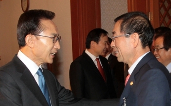 Lee meets new Seoul mayor amid tension over trade pact with U.S.