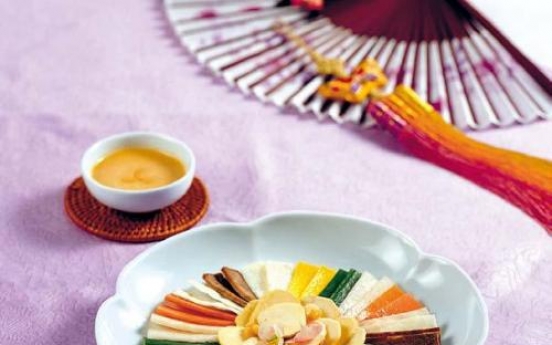 Gyeojachae (assorted cold plate with mustard sauce)