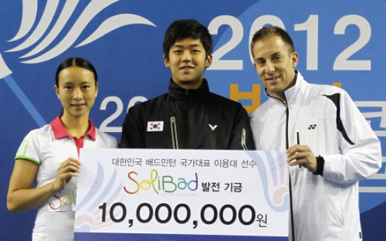 Badminton star donates to kids