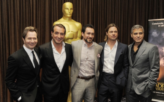 Clooney, Pitt, pals meet for Oscars lunch