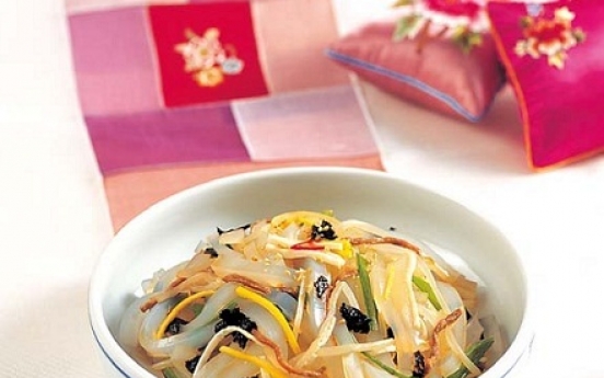 Tangpyeongchae, (mung bean jelly mixed with vegetables and beef)