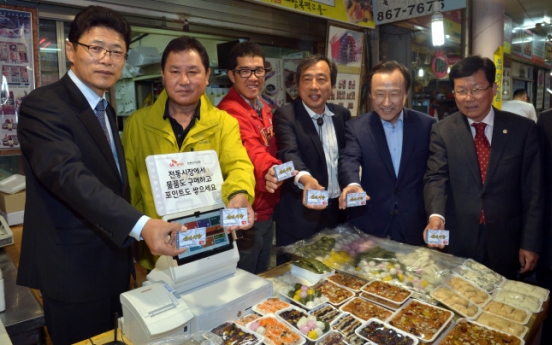 [Photo News] Support for traditional markets