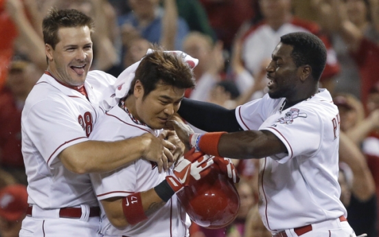 Choo’s single in 11th lifts Reds over Giants 3-2