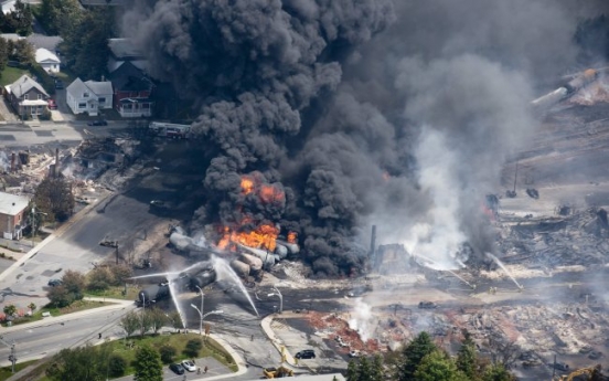 Train carrying crude oil derails in Quebec