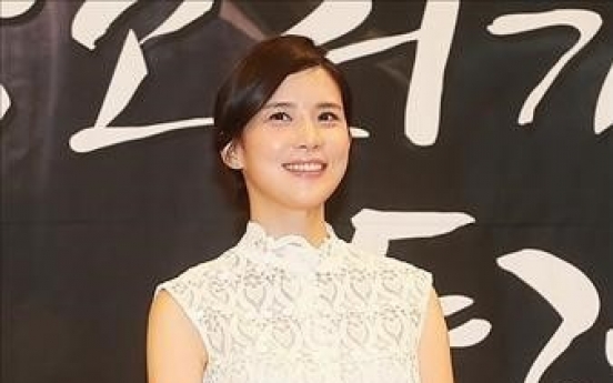 Star couple Lee Bo-young, Ji Sung to wed in September