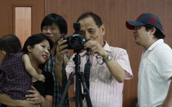 Retired Samsung CEO turns shutterbug for charity, multiculturalism