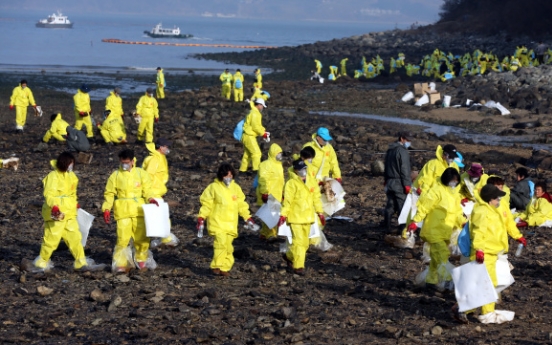 Oil spill spreads in waters off Yeosu