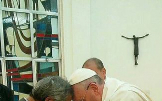 [Papal Visit] Pope baptizes father of Sewol victim