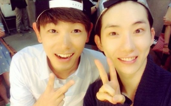 2AM Jo Kwon, Eric Nam beam in selfie