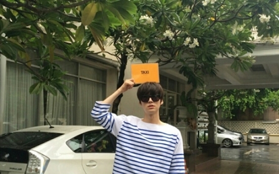 Ahn Jae-hyun enjoys ‘stylish’ trip in Bangkok