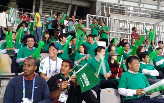 [Asian Games] Men's football: Locals send cheers to foreign teams