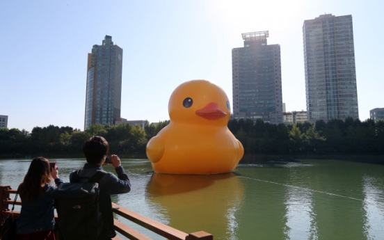 [Newsmaker] Rubber duck enthralls despite Lotte debate