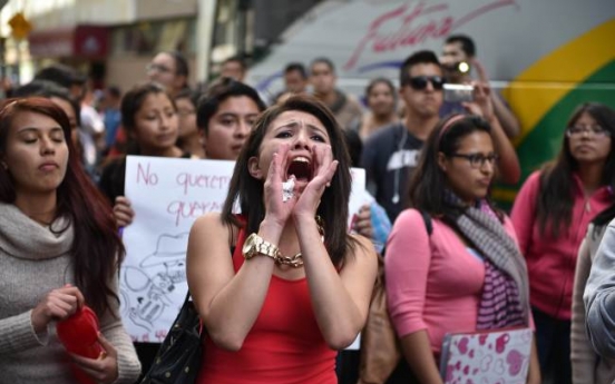 Mexican mayor, wife detained in case of 43 missing students