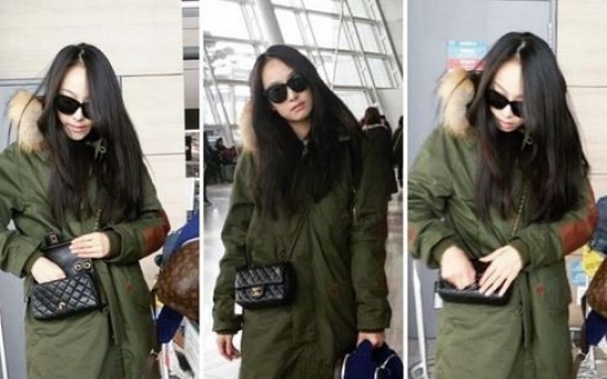 Victoria strolls through airport in khaki jacket