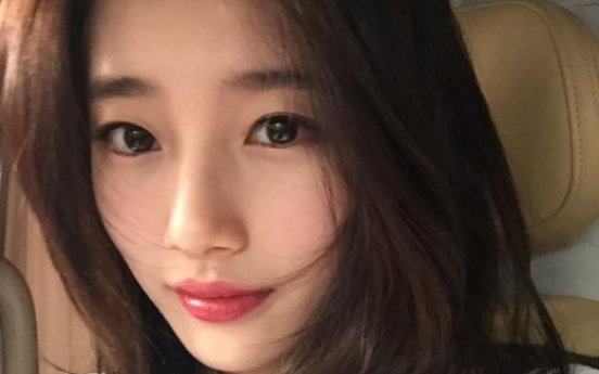 Suzy posts gorgeous selfie with rosy lips