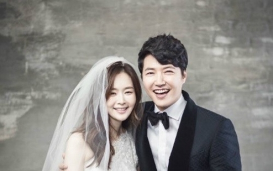 Yoon Sang-hyun, Maybee unveil wedding portraits