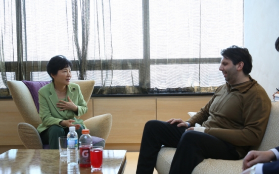 Park makes surprise visit to hospitalized U.S. envoy