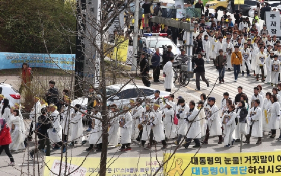 Grieving parents of Korean ferry victims start long march