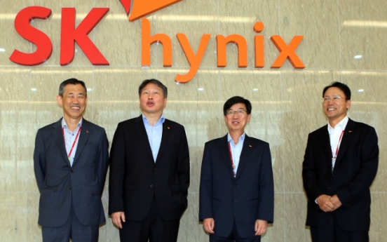[Photo News] SK chairman visits SK hynix headquarters
