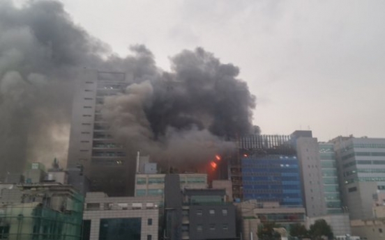 역삼동 화재 '건축 자재에 불 붙은 채로 떨어져'