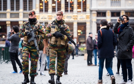 Terror alert shuts Brussels metro