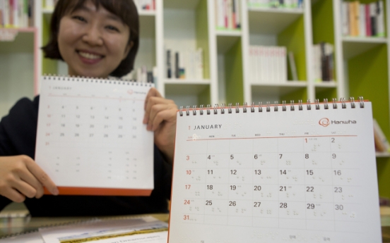 Hanwha distributes braille calendars