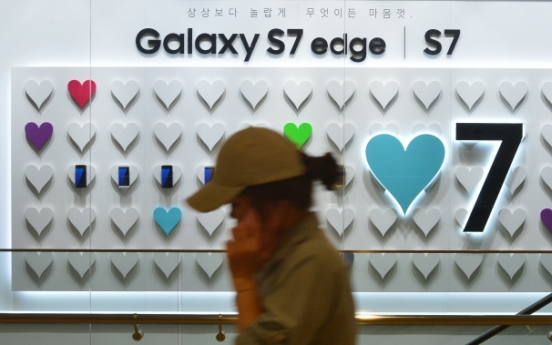 Samsung widens gap with Apple on smartphone shipments