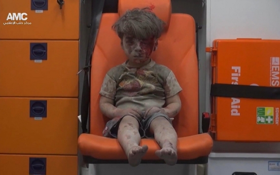 폭격 속 피범벅된 시리아 아이 영상 일파만파
