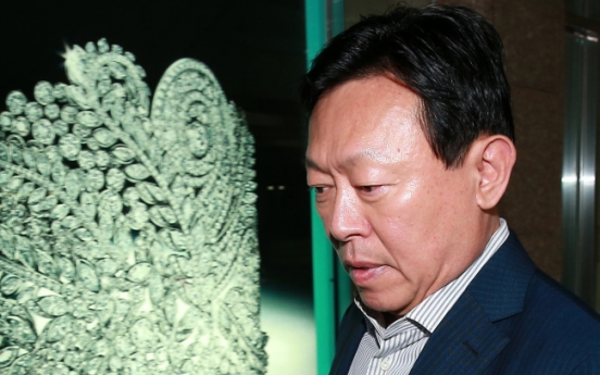 Lotte Chairman Shin Dong-bin grief-stricken over death of his top aide