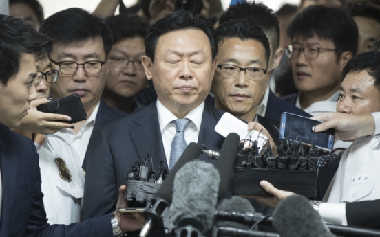 Lotte chairman appears in court for review of arrest warrant