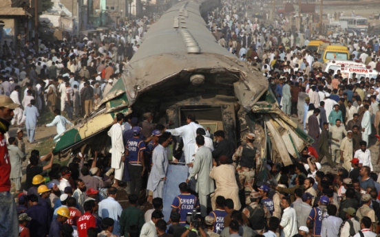 21 dead, dozens injured as Pakistan trains collide