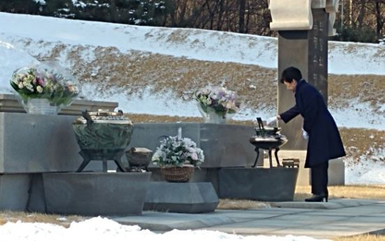 Impeached President Park visits parents’ graves at Seoul cemetery