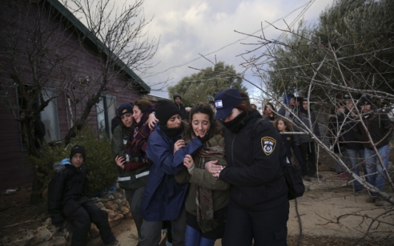 Israeli forces begin evacuation of West Bank outpost