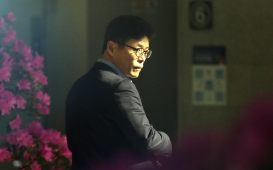 Prosecutors summon SK execs in Park’s graft probe
