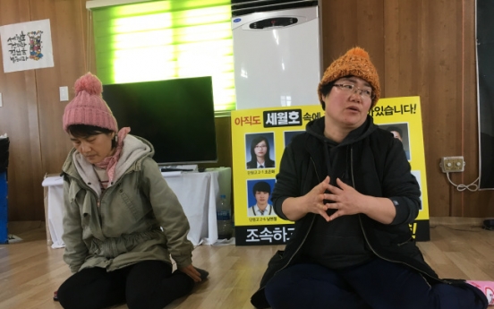 Families pray to see bodies after long delay in raising Sewol ferry