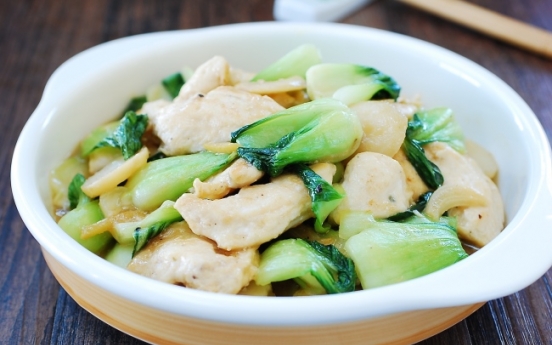 [Home Cooking] Dak cheonggyeongchae bokkeum (Stir-fried chicken and bok choy)