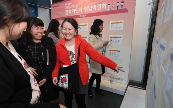 Seoul holds job fair for foreign spouses