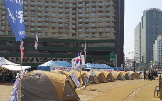 Seoul Plaza still occupied by pro-Park campers