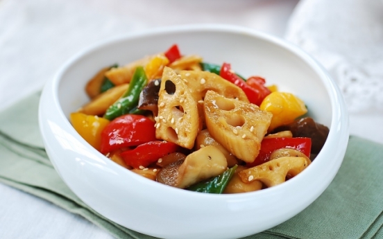 [Home Cooking] Yeongeun Bokkeum (Stir-fried lotus root with peppers and mushrooms)