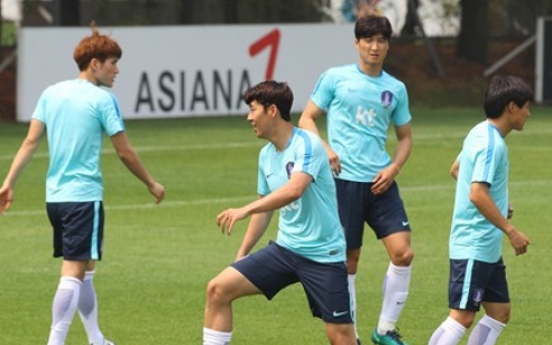Korean senior nat'l football team members give advice to prospects at U-20 World Cup