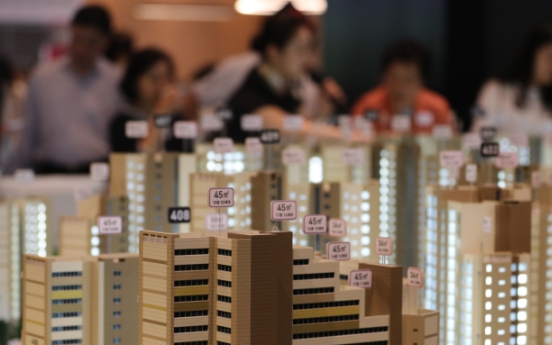 [Photo News] Visitors gather at model house for new town in Yangcheon-gu