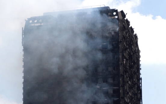 [속보] 英경찰, 아파트 화재 사망자 12명…실종자는 '수명'