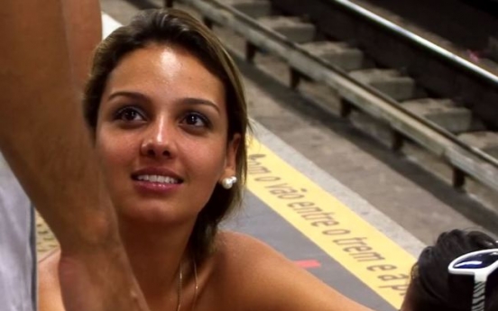 (영상) 환히 웃던 여성, 만원지하철 탄 이후...