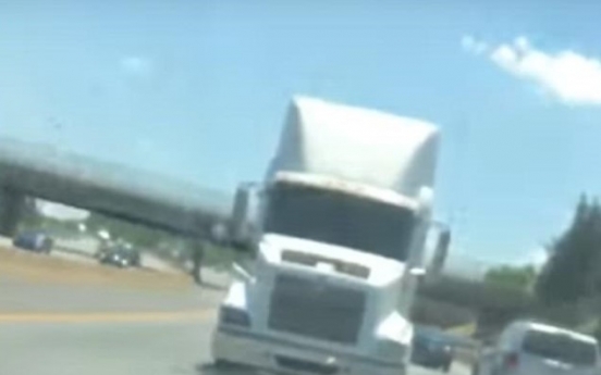 (영상) 맞은편에 대형 트럭이… ‘깜짝 반전’