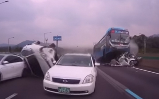 [Video] 2 dead, 16 hurt in pile up on Seoul-Busan highway