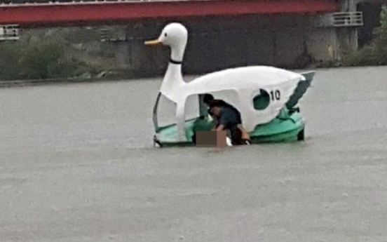 폭우 속 오리배 타고 '전력 질주'…익수자 구한 경찰