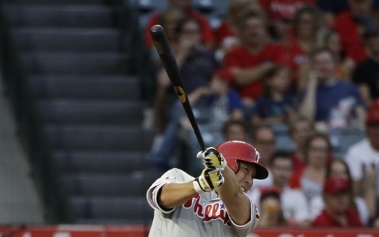 Kim Hyun-soo collects first hit in Phillies uniform